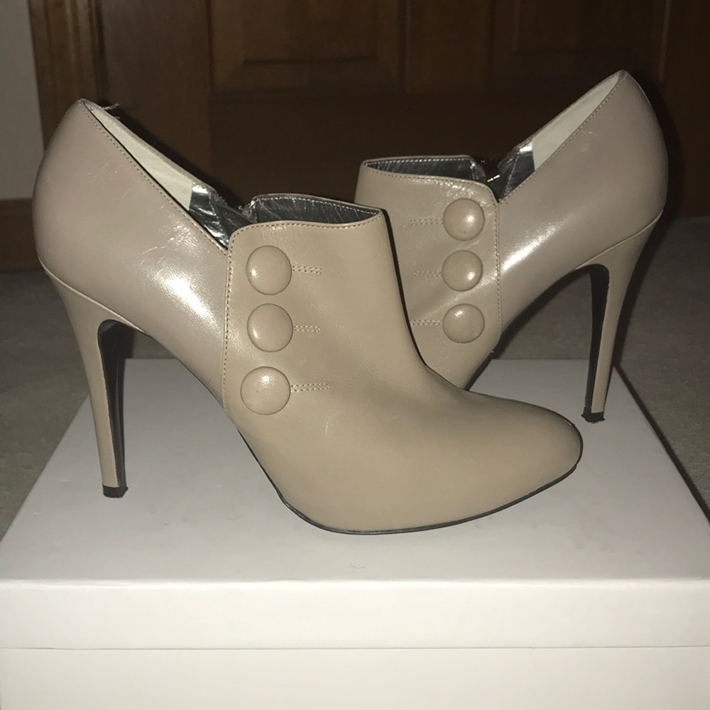 Guess size 9 ankle booties!! New